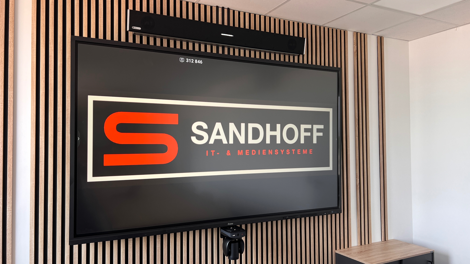 Großes Sandhoff-Logo auf Display