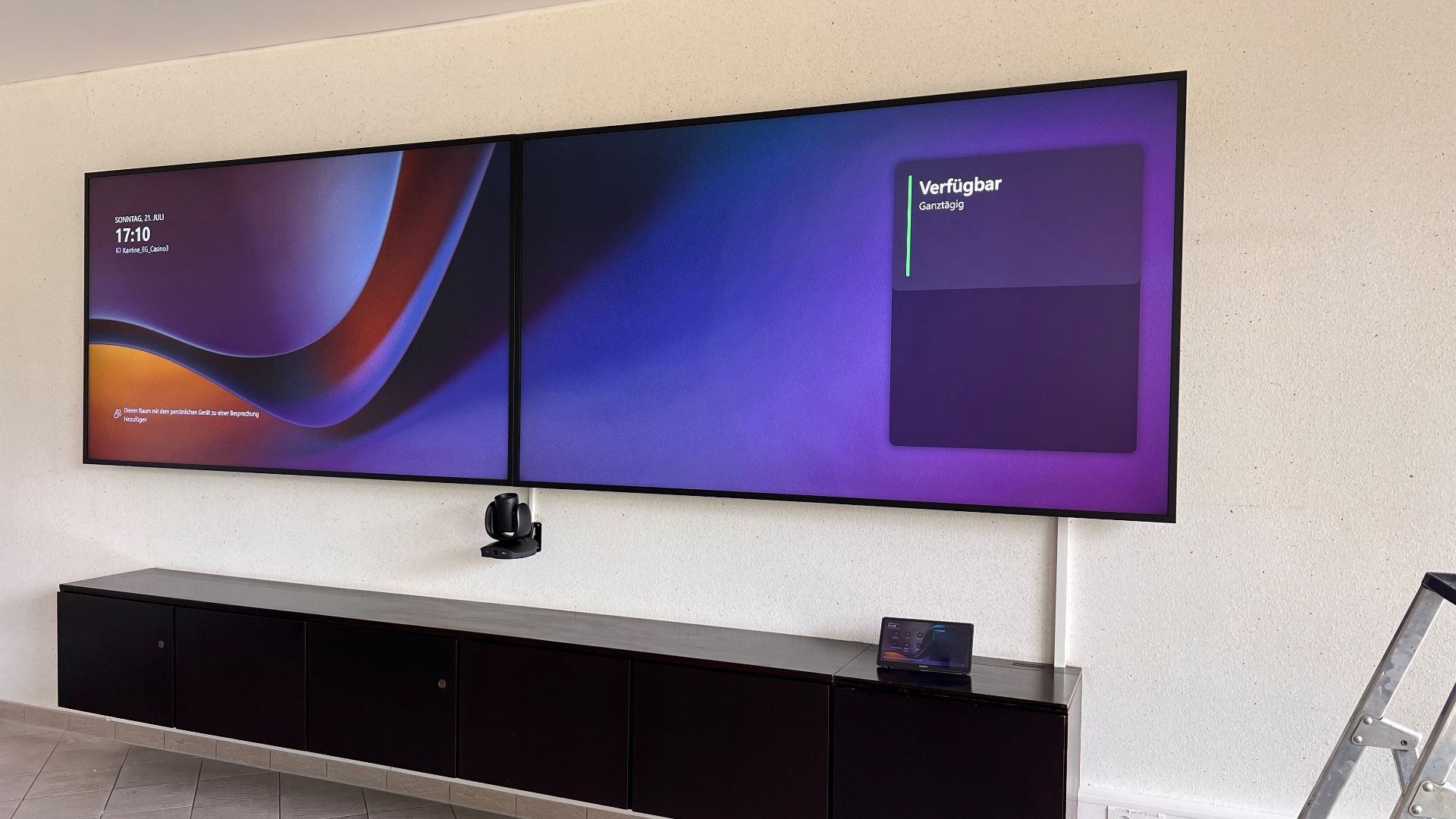 Dual-Display Setup in Konferenzraum