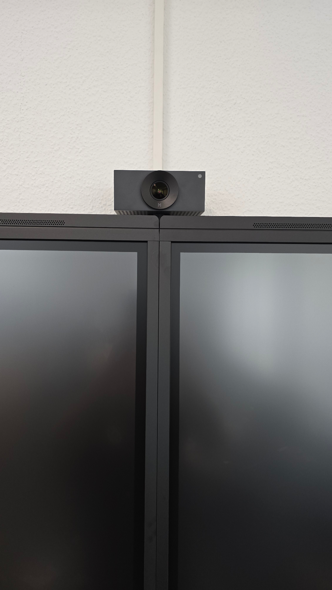 Huddly L1 Kamera KI Auto-Tracking auf Dual-Display-Halterung GEA Farm Technologies