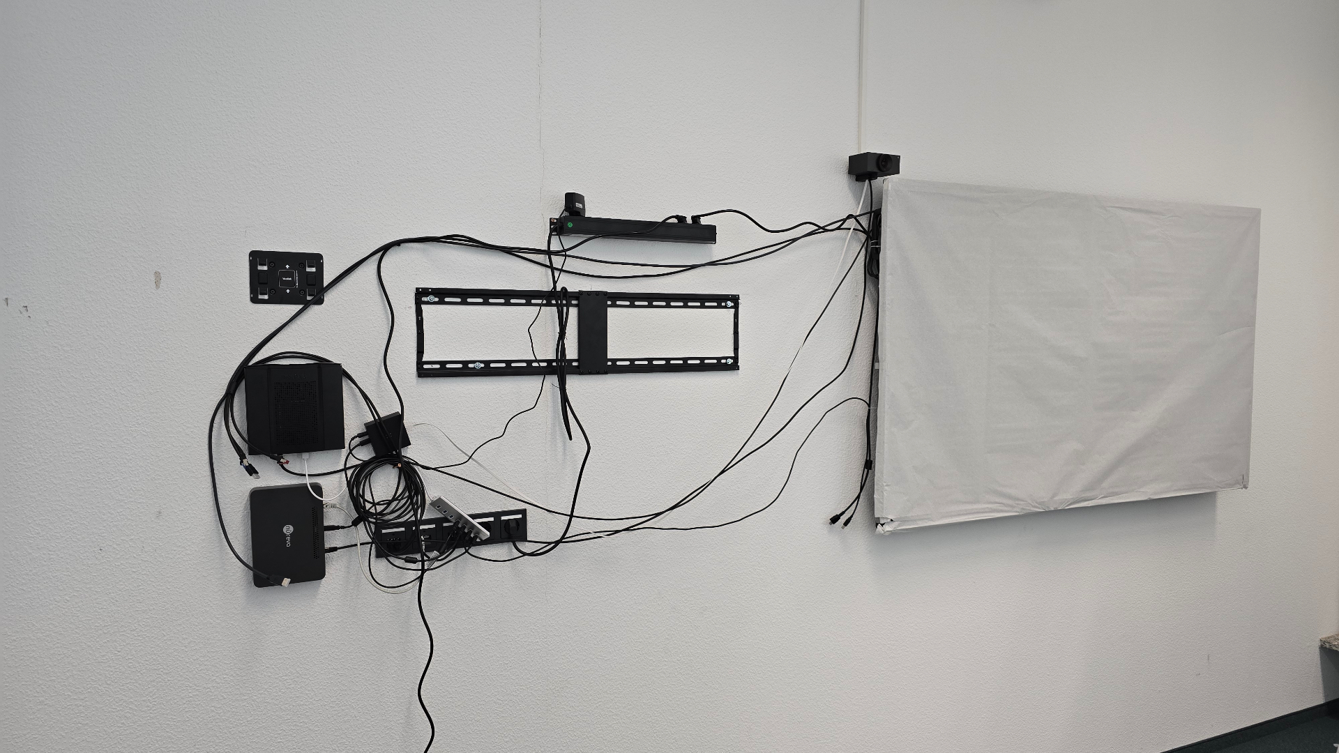 Installationsphase GEA Bönen Wandmontage Kameraarm ClickShare Verkabelung