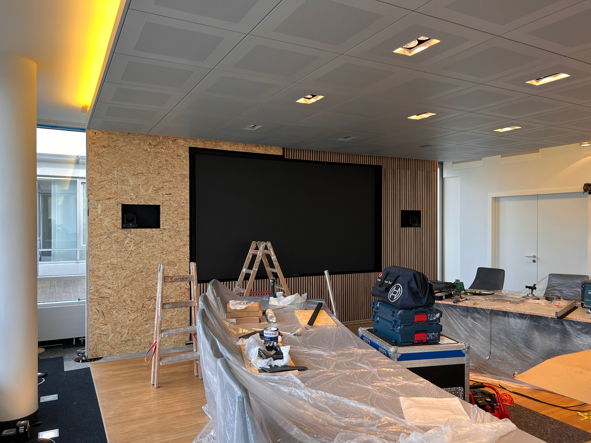 Raumansicht während Konstruktion mit Akustikpaneelen und LED-Wall