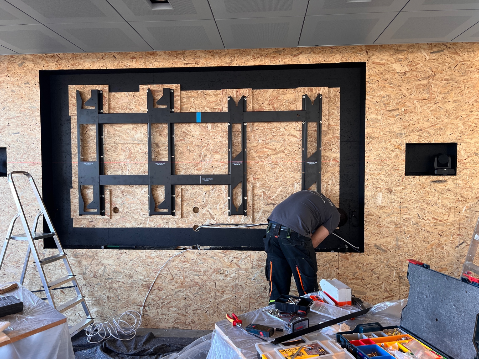 LED-Wall Montagestruktur und Verkabelung