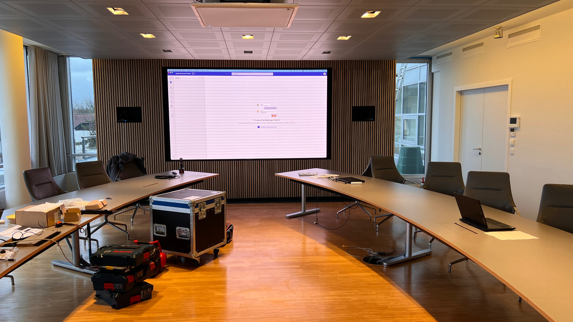 Fertiger Boardroom mit aktiver 136-Zoll-LED-Wall